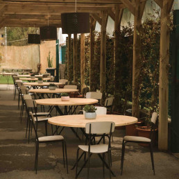 Distesa estivo all'aperto per aperitivo, cena e dopocena con tavoli in legno gazebo luci soffuse a Modena Formigine
